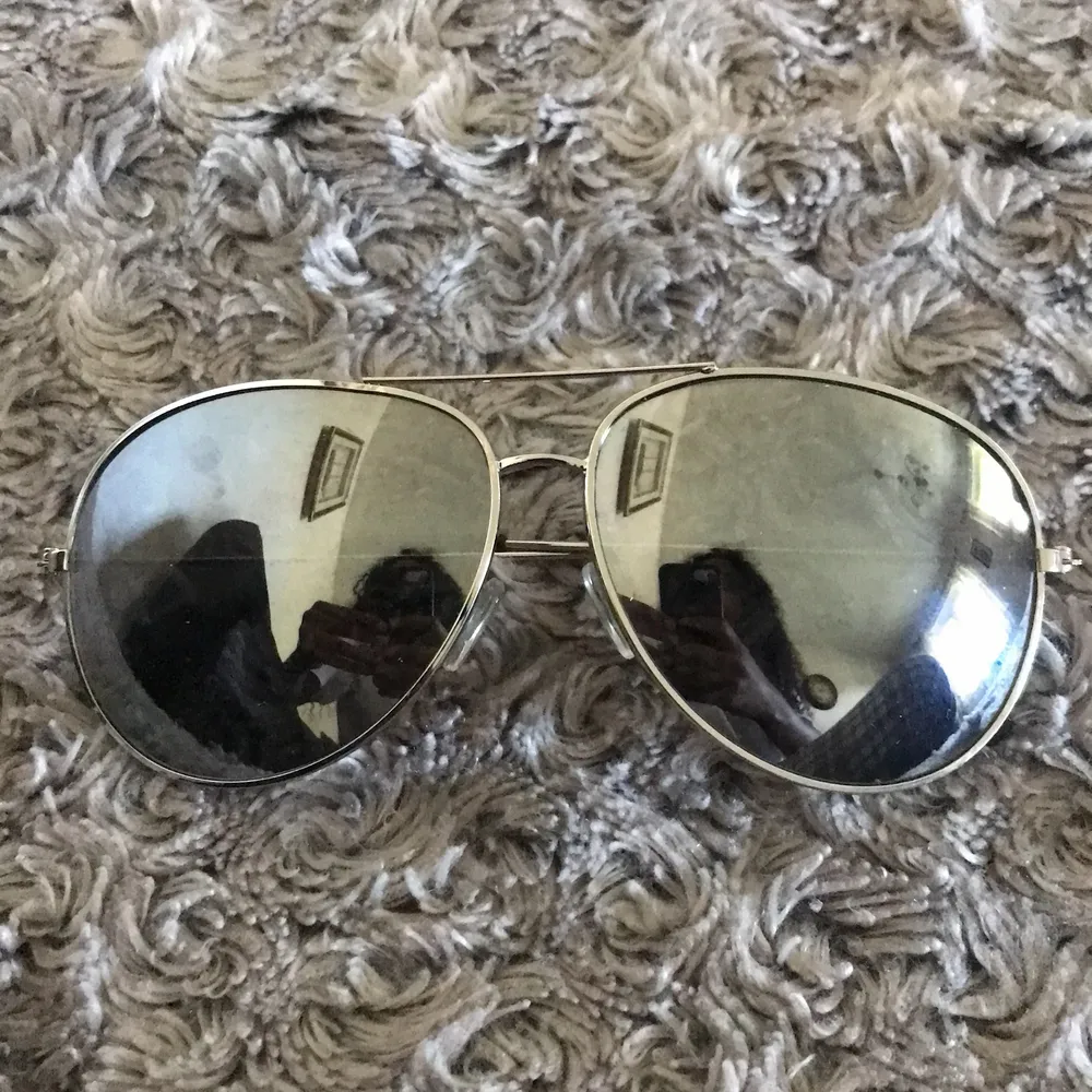 Säljer två par solglasögon som aldrig använts! 2st/125kr + frakt . Accessoarer.