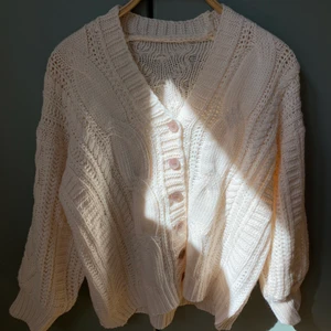 Kabelstickad kofta - Mjuk och härlig lite kortare kabelstickad kofta. Toppenskick! Ingen storlekslapp men uppskattar till S-M 🥰