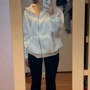 Vit zip hoodid - Jätteskön vit ziphoodie i såååå mjukt material. Storlek M, sitter perfekt oversize på mig som är Xs. Helt ny o oanvänd!