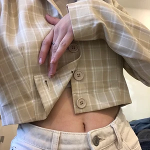 Rutig kavaj  - Superfin kavaj från nakd, aldrig använd💖 passar jättebra med färgerna nu till sommaren:) storlek 36 och sitter bra på mig som vanligtvis har xs-s. Säljer för att den ej kommer till användning:/ 