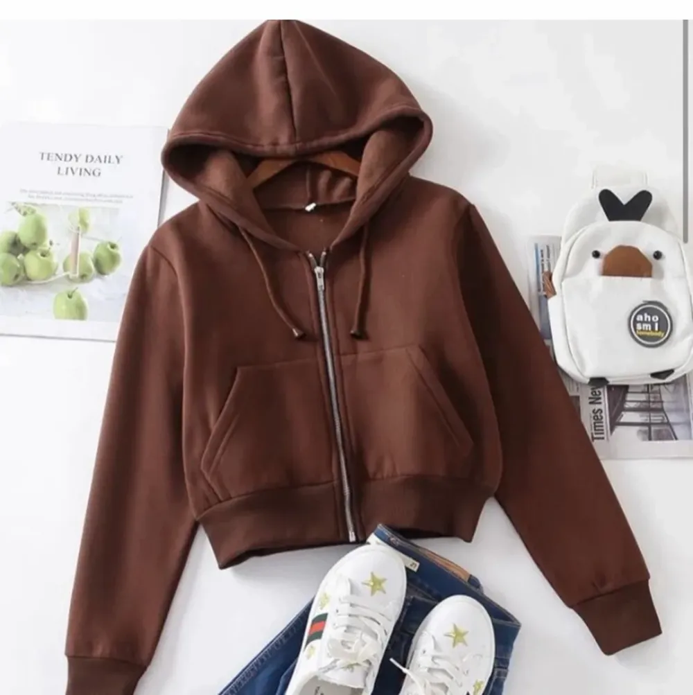 Snygg och skön zip up hoodie från shein, helt oanvänd och säljer den för 150kr inkl frakt. Den är köpt för 259kr 💗  vid fler intresserade startas en budgivning . Hoodies.
