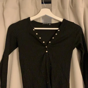 Gina tricot  - Svart ribbat tröja med knappar fram