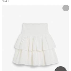 En skit fin volang kjol från Kappahl, den är barn storlek men passar en S också (skicka om ni har fler frågor) 