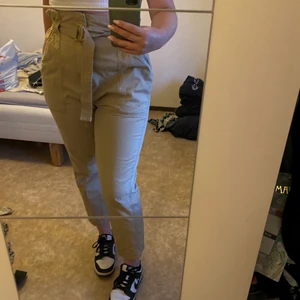 River island straight leg jeans - Beige högmidjade straight leg jeans från river island, medföljer ett passande bälte, som går att ta bort, storleken i jeansen är 40 men passar mer som 38. Dessa byxor är knappt använda och söker efter ett nytt hem, buda i kommentarerna eller skriv till mig privat 😇