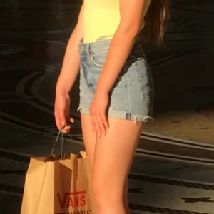 Jeans shorts från H&M  - Jättefina jeans shorts från H&M. Superbra skick, använda ca 5 gånger. Säljer pga att de tyvärr är för små för mig. 