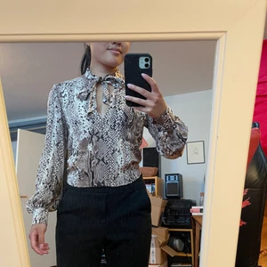 Knytblus i ormmönster - storlek XS - Fåtal gånger använd. Väldigt bra skick ☀️ Supersnygg till fester eller annat roligt! Säljer vidare då jag har några andra blusar 😊
