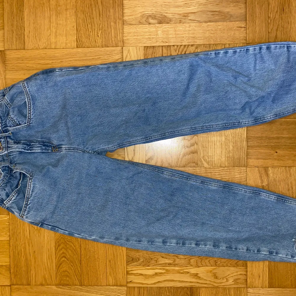 säljer dessa skit snygga ”barn” jeans från Zara då dom är för korta för mig, själva modellen på byxorna är pösigare och sitter tajtare i midjan men slitningar på anklarna vilket är köpt så och ej klippt, så det beror på vilka sorter jeans man letar efter men jag är ca 158-160 och dom passar endast att dom är lite kortare i modellen pris kan diskuteras (priset ligger på 100kr). Jeans & Byxor.