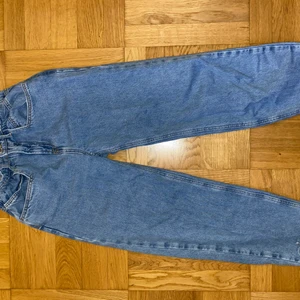 Pösiga Jeans - säljer dessa skit snygga ”barn” jeans från Zara då dom är för korta för mig, själva modellen på byxorna är pösigare och sitter tajtare i midjan men slitningar på anklarna vilket är köpt så och ej klippt, så det beror på vilka sorter jeans man letar efter men jag är ca 158-160 och dom passar endast att dom är lite kortare i modellen pris kan diskuteras (priset ligger på 100kr)