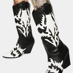 Cowboy boots - Svart vita cowboy boots, aldrig använda! Köpte för små och hann inte lämna tillbaka innan det var försent! ÄLSKAR! Så galet snygga! Köpte för 800kr, säljer för 500kr
