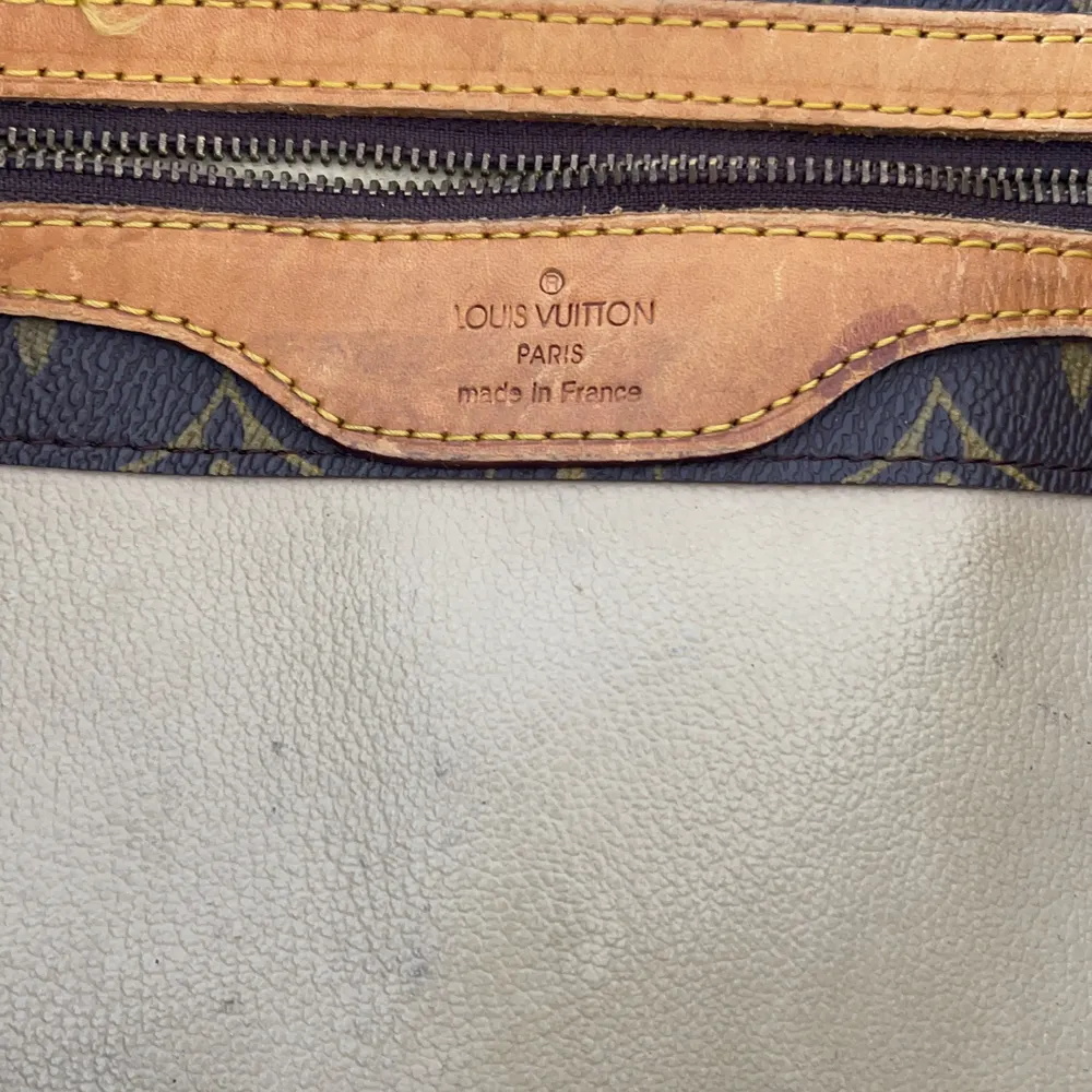 Vintage Louis Vuitton väska. Den är köpt vintage i USA för många år sedan, säkert 6/7 år sedan. Den är väldigt sliten vid axelbanden och även där axelbanden fäster i väskan, se bild. . Väskor.