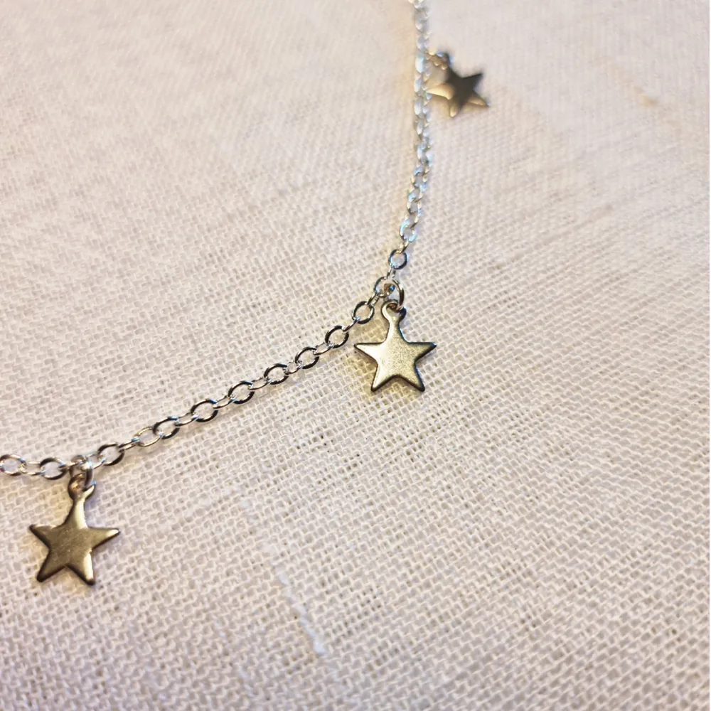 Silverfärgat halsband med stjärnor ⭐ Kedjan är ca 40 cm lång, och passformen går att justera. Skickas i vadderat kuvert via postnord. . Accessoarer.