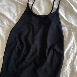 Fint linne med knytning i ryggen.  - Från H&M i storlek Medium. Tight med knytning i ryggen. 