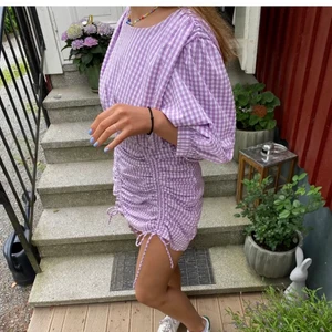 Somrig zaraklänning - Säljer min somriga zaraklänning köpt förra året i stl L, passar mig som är en 36/38 vanligtvis. Stretchig nertill! 