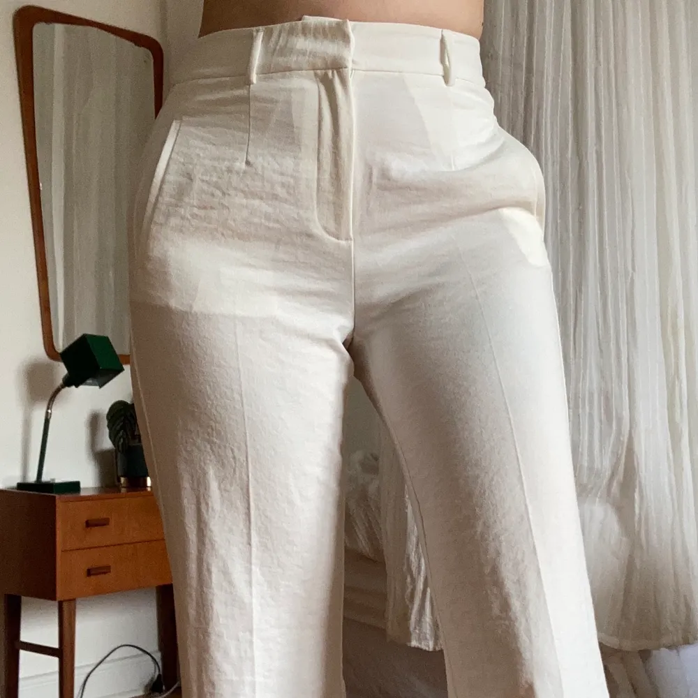 Tunna superfina kostymbyxor i vitt från Stockhlm i storlek 36. Sparsamt använda och inga anmärkningar. Skickar gärna fler bilder i PM!🤍. Jeans & Byxor.