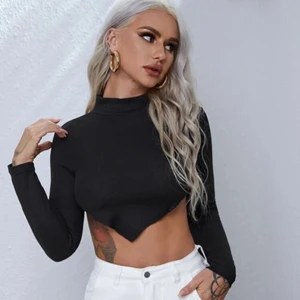 Crop top - En svart crop top med öppen rygg! Använd en gång men insåg att den är för liten i brösten för mig! Annars ursnygg! Fraktsätt diskuteras givetvis utefter dina önskemål om vi ej möts upp!✨