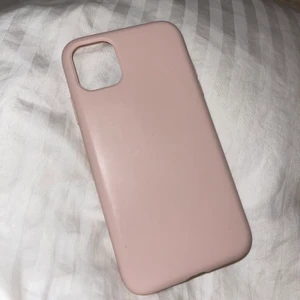 iPhone 11 skal - Säljer ett ljusrosa iPhone 11 skal, köparen står för frakt!💕💕
