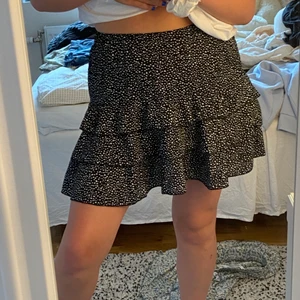 Prickig kjol - Jag säljer denna fina kjol, aldrig använd och i bra skicka. Det är en storlek S men skulle säga att den passar även som en M. Säljer då den inte kommer till användning.