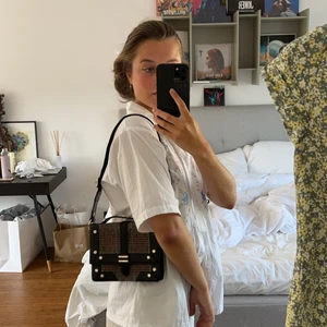 Justerbar väska & Otter Stories - Justerbar väska från & Other Stories. Pärlor på "övre remmen". Går att ha som axelväska och Cross-body