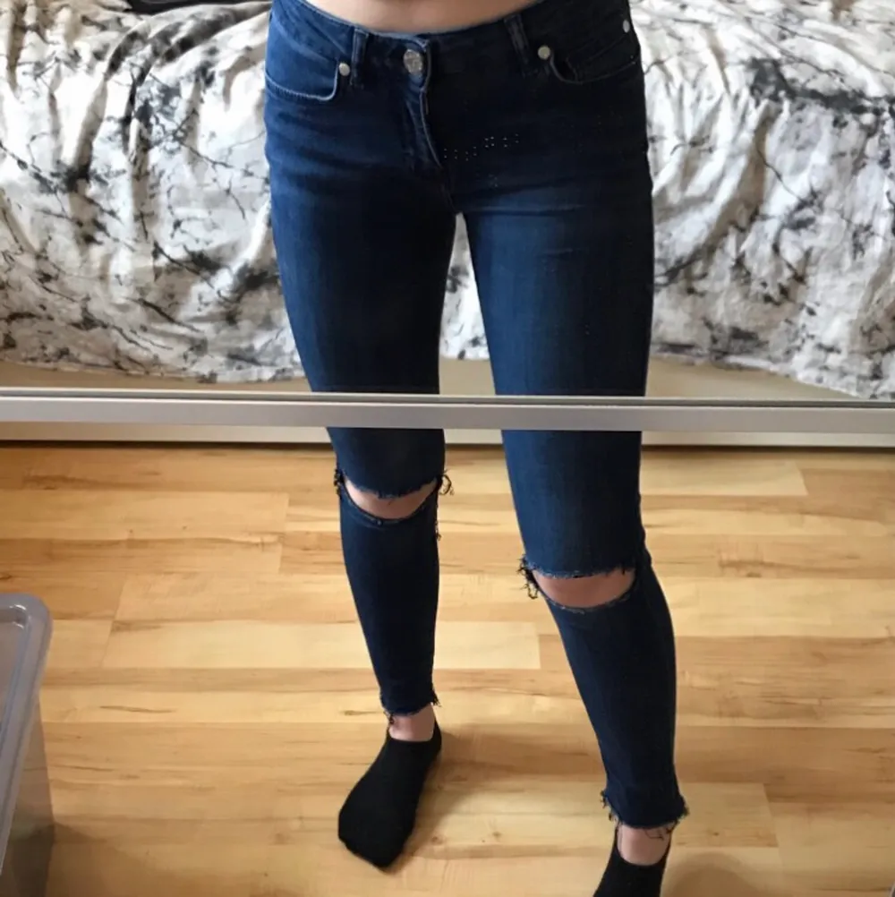 Säljer ett par super snygga jeans!💞 hålen på knäna gör så att jeansen blir så sköna!🥰 Står ingen stolek men skulle gissa på XXS-XS🦋❤️tänker mig 60kr💞. Farkut & Housut.