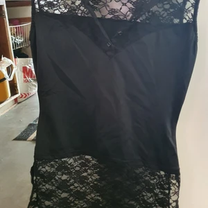 Blus  - Snygg blus liknande linne med spets (vet ej exakt stl,men gissar på s)