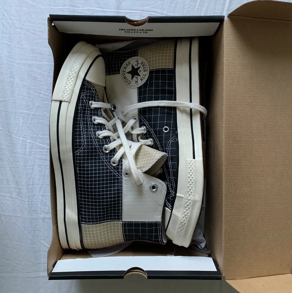 Säljer ett par oanvända Converse skor. Fläckfria, fräscha och stilrena om man stile:ar dem rätt. Storleken är 42,5-43. . Skor.