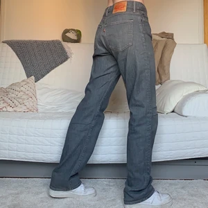 Grå Levis Jeans - Säljer dessa fina Levis jeans i en grå färg. Storleken som står är W34L34 men jag har gått till skräddare och fått dem insydda, midje måttet år nu 83cm och innerbenslängden är 80cm, jag på bilderna är 172cm och brukar bära storlek 38/W28/S-M❤️