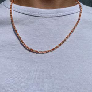 Aprikos färgat supergulligt hemmagjort halsband gjort av glaspärlor. Köparen står för frakten!🌻