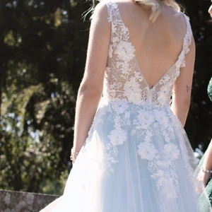 INTRESSEKOLL-Balklänning - En endast provad balklänning samt underkjol. På underkjolen finns lappen kvar. Ljusblå klänning med spets upptill. Djup urringning i ryggen. Väldigt vacker. Storlek 36 men den är insydd i axlar och byst, samt kortad på längden. Den passar mig som är en XS i vanliga fall, 160cm lång. Vid intresse kan jag skicka mått. Jag köpte den för 7000kr+underkjol för 500kr. Har inte riktigt bestämt mig för vad jag kan tänka mig prismässigt, men skriv gärna om det finns intresse eller om du vill ha fler bilder!!🦋🦋🦋