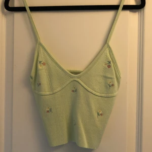 Grönt Zara linne  - Jag säljer mitt gulliga Zara linne i stl S pga att de är lite litet för mig. De är aldrig använt bara provat å har prislappen kvar