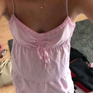 Rosa volangklännig - Budgivningen är slut men skriv bara om du vill köpa! Säljer denna rosa klänning från esprit i typ linne som knappt har använts. Den har en fastsydd underklänning och en dragkedja i sidan. Tror att den är i storlek 36. Hör av er för frågor!🥰🥰