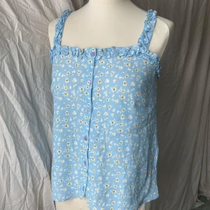 Blommigt blått linne från ASOS design!  - Plagget är normal i passform och i storlek och är oanvänd. Väldigt gullig design och är i storlek EU 34! 150 + frakt (original pris 342kr) 