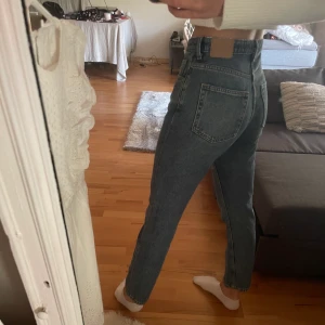 Weekday jeans - Säljer dessa sköna jeans från weekdays hemsida då jag inte är helt nöjd med längden. Endast använda ett fåtal gånger därför är de i mycket bra skick. Buda privat eller köp dirket för 249kr. Köparen står för frakt.