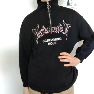 Bonne Homme Sweater - Storlek M. Hel och ren förutom snöret nedtill som är ihopknutet och svårt att få upp