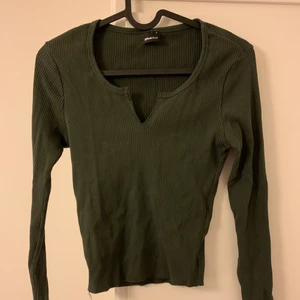 Grön topp från Gina Tricot - Grön topp från Gina. Storlek S.