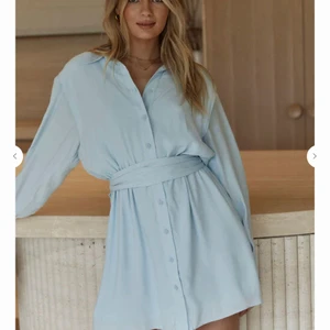 Klänning - Säljer denna fina sommarklänning pga får inte så mycket användning av den. Använd cirka 3 gånger så den är i fint skick! Skriv PM för fler bilder 💙 nypris: 649kr. 