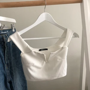 Vit topp🤍 - Jättefin vit topp från Gina Tricot i strl XS. Säljer för 100kr, köparen står för frakten. Hör gärna av dig om du har några funderingar😊