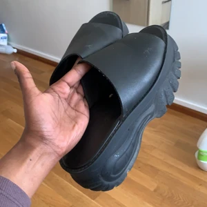Sköna platform sandaler - Super bekväma och bra skick i circa 6,5 cm höjd! Frakt för 95kr eller möts i Sthlm 💕 kom gärna med bud då många är intresserade!
