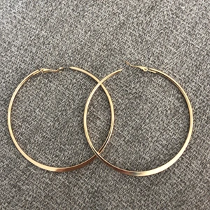 Örhängen  - Jag säljer dessa örhängen. Är helt oanvända!!