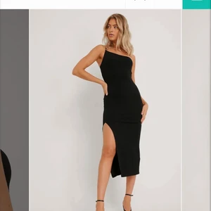 Klänning XS - Klänningen var för liten för mig så säljer denna, fick hem den idag och tänkte kolla om nån vill köpa. Endast provad med lappar kvar💓