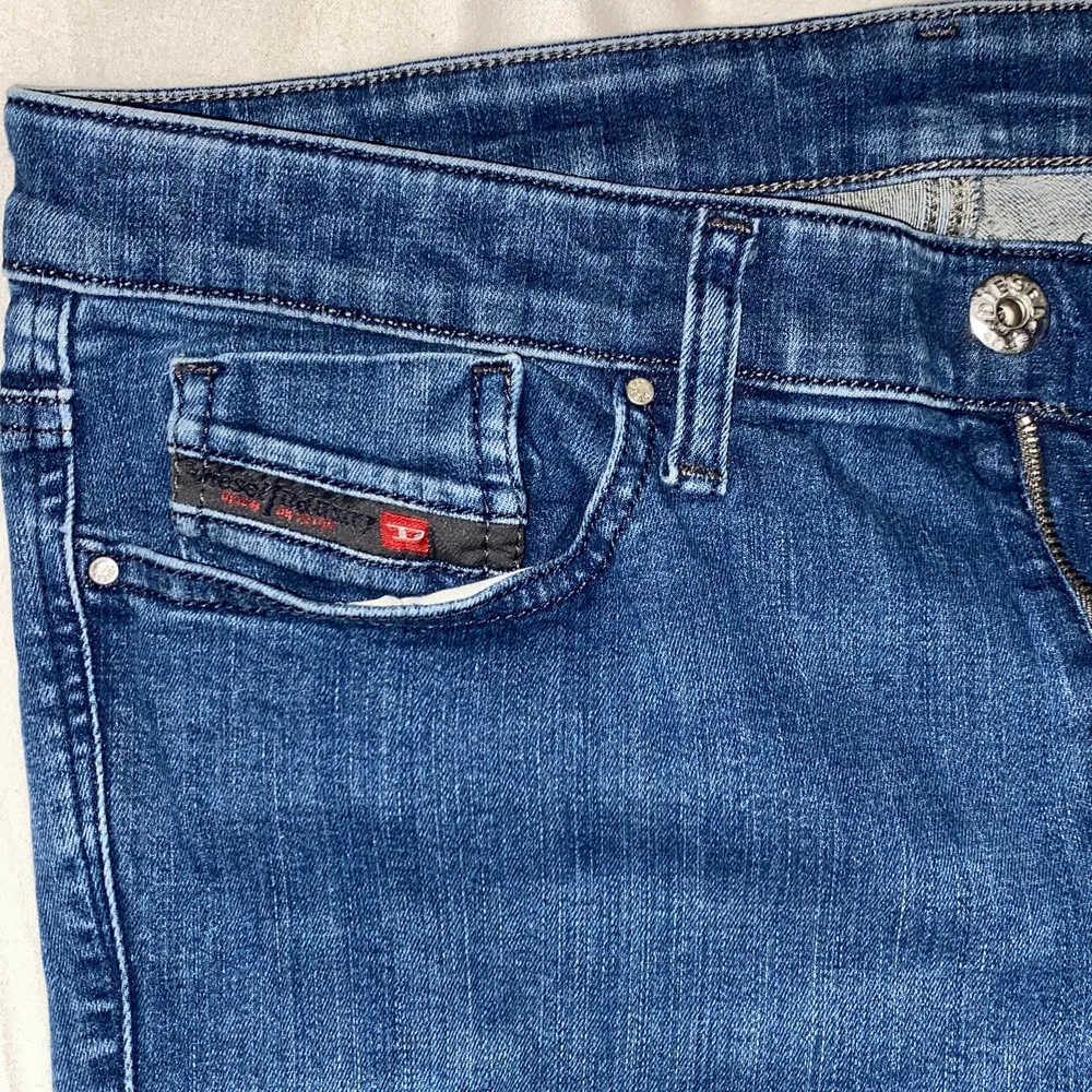 Jättesnygga stretchiga skinny jeans från Diesel, snygga fickor o detaljer, passar både XS, S o M beroende på önskad passform, mellanhöga i midjan. Jeans & Byxor.