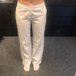 Vita linnebyxor  -   INTRRSSEKOLL på mina skitsnygga vita linne byxor från Buoung som jag har köpt på second hand i st 38 men jag har sytt in de så de passar mig som vanligtvis är 34-36. Har långa ben och är 171 men de räcker ner till marken. Har används ett fåtal gånger och är i mycket bra skick ❤️buda i kommentarerna. Säljer bara för högt bud❤️startpris:400. Budar man så kan man inte backa ur❤️Skriv för fler bilder eller frågor 