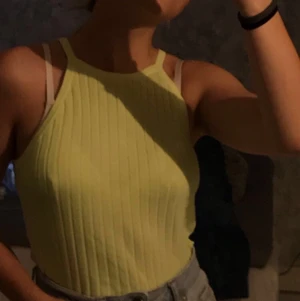 Linne - Ett Linn jag aldrig använt men det är helt nytt och köpt på H&M. Det är lit mer neon färgat i verkligheten 