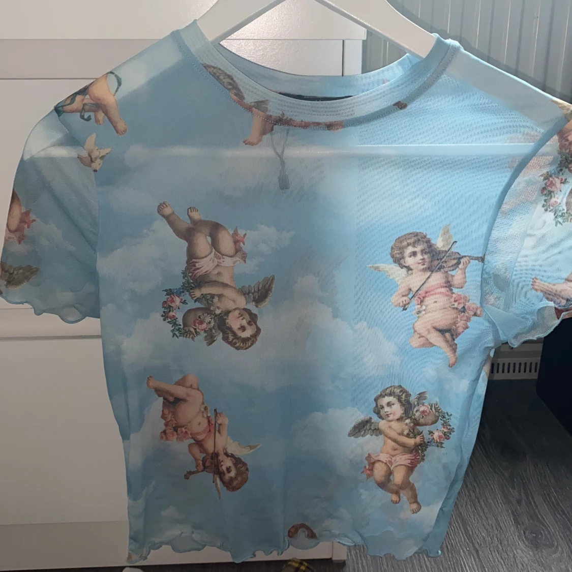 söt genomskinlig ängel topp