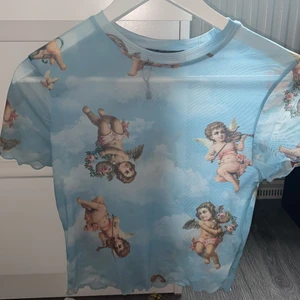 söt genomskinlig ängel topp - verkligen supersöt topp men är endast testad då den inte är min stil :/ köptes från en Bershka butik i Italien! 