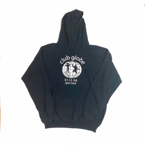 Club Globe Vintage Hoodie - Säljer en skit snygg vintage hoodie i storlek large och passar skit snyggt oversized om man har storlek Medium eller small. Hoodien är i jätte bra skick. Skickar endast👍🏻 Ha en bra dag!