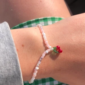 cherry armband - Armband med valfri färg på pärlor samt ett körsbär i mitten, gör dessa själv! Perfekt nu till sommaren❤️ 125 exkl. frakt🌷