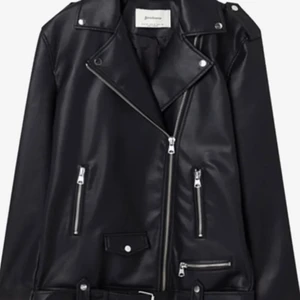 Oversized skinnjacka - Säljer min älskade skinnjacka från Stradivarius. Sparsamt använd och i fint skick. Oversized i modellen. 💘