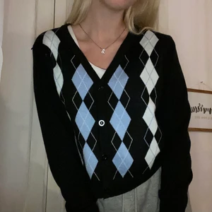 RUTIG TRÖJA - Säljer denna snygga kofta, går även att ha som sweatshirt som jag har på bilden. Storlek M men ganska liten i storlek, skulle säga att den är en S. Frakt tillkommer. 🤗