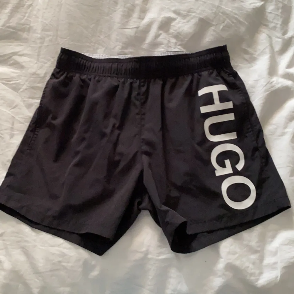 Hugo RED badshorts, i köpta för 600kr mitt pris 450kr. Använda endast en gång.. Shorts.