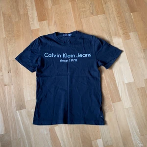 Calvin Klein Jeans T-shirt - Inköpt på NK i Göteborg för 399kr. Mitt pris 150kr.